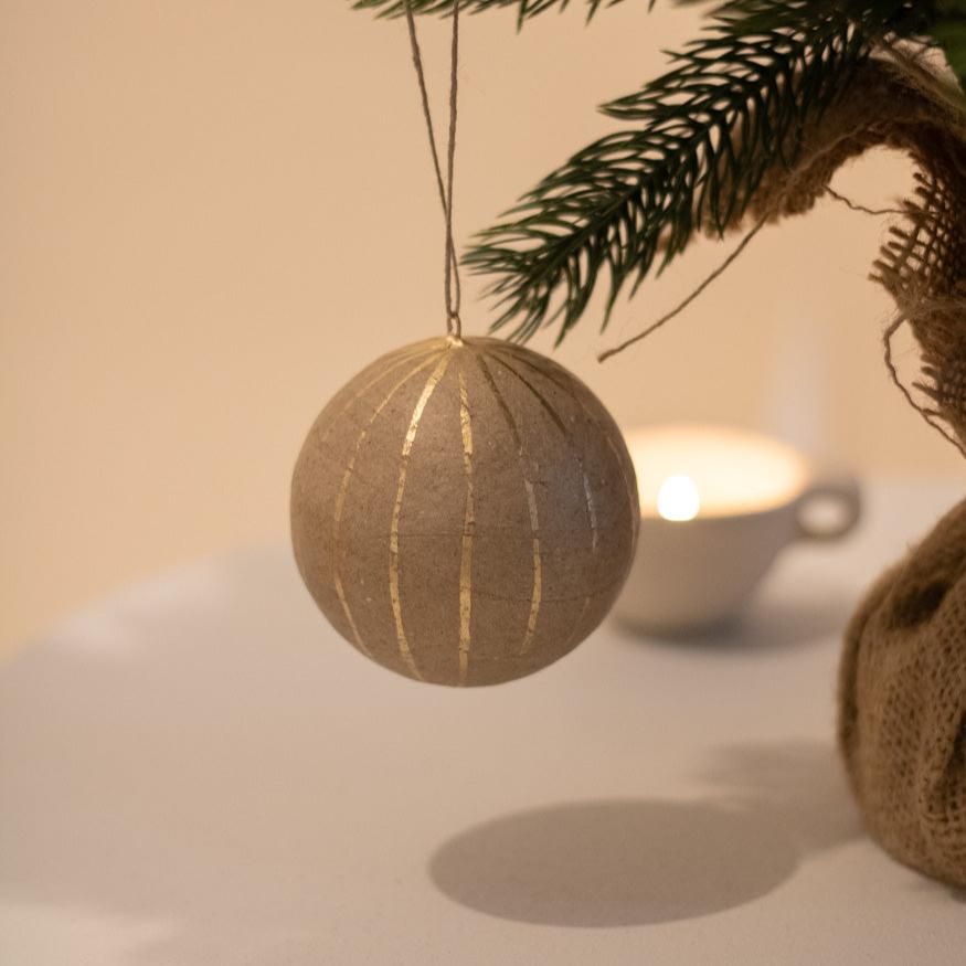 Christbaumschmuck Pappmache Kugel 7cm in natur-gold, 4 Stück - mahina