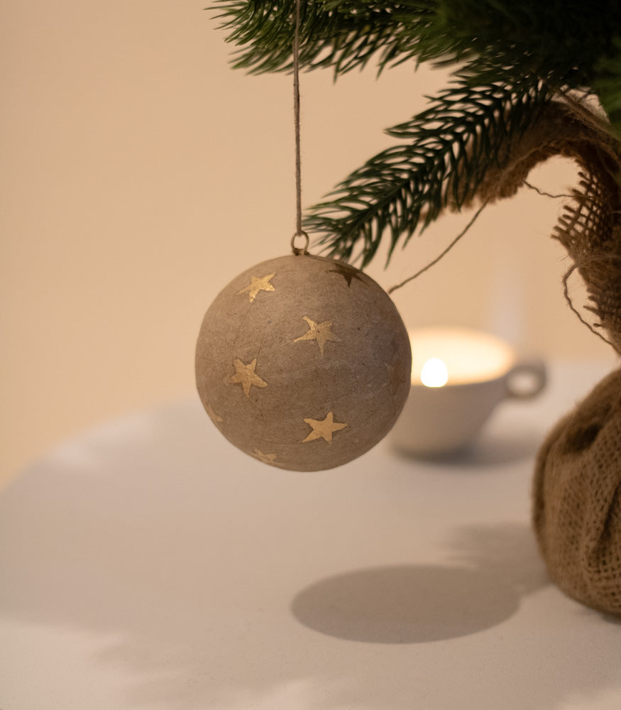 Christbaumschmuck Pappmache Kugel 7cm in natur-gold, 4 Stück - mahina