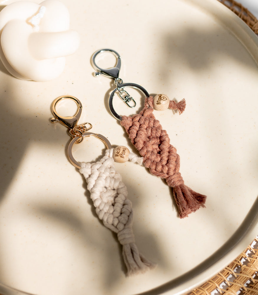 Handgemachter Makramee Schlüsselanhänger "Milou" mit Motivperle - mahina