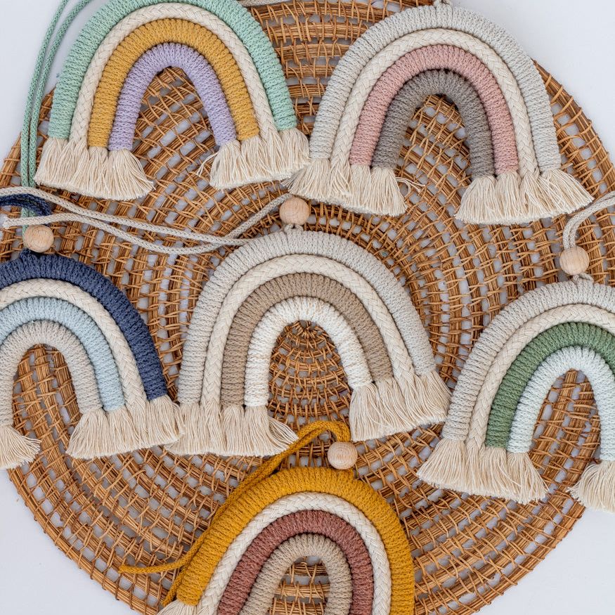 Handgemachter Makramee Regenbogen in verschiedenen Farben - mahina