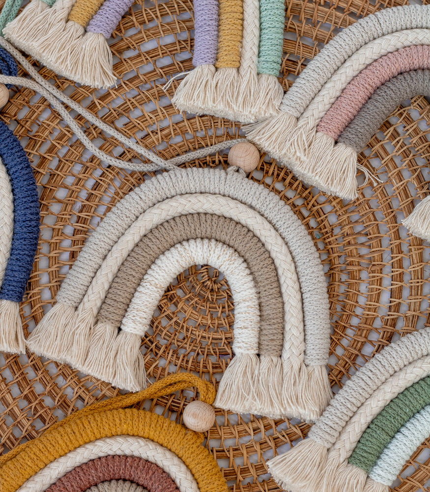 Handgemachter Makramee Regenbogen in verschiedenen Farben - mahina