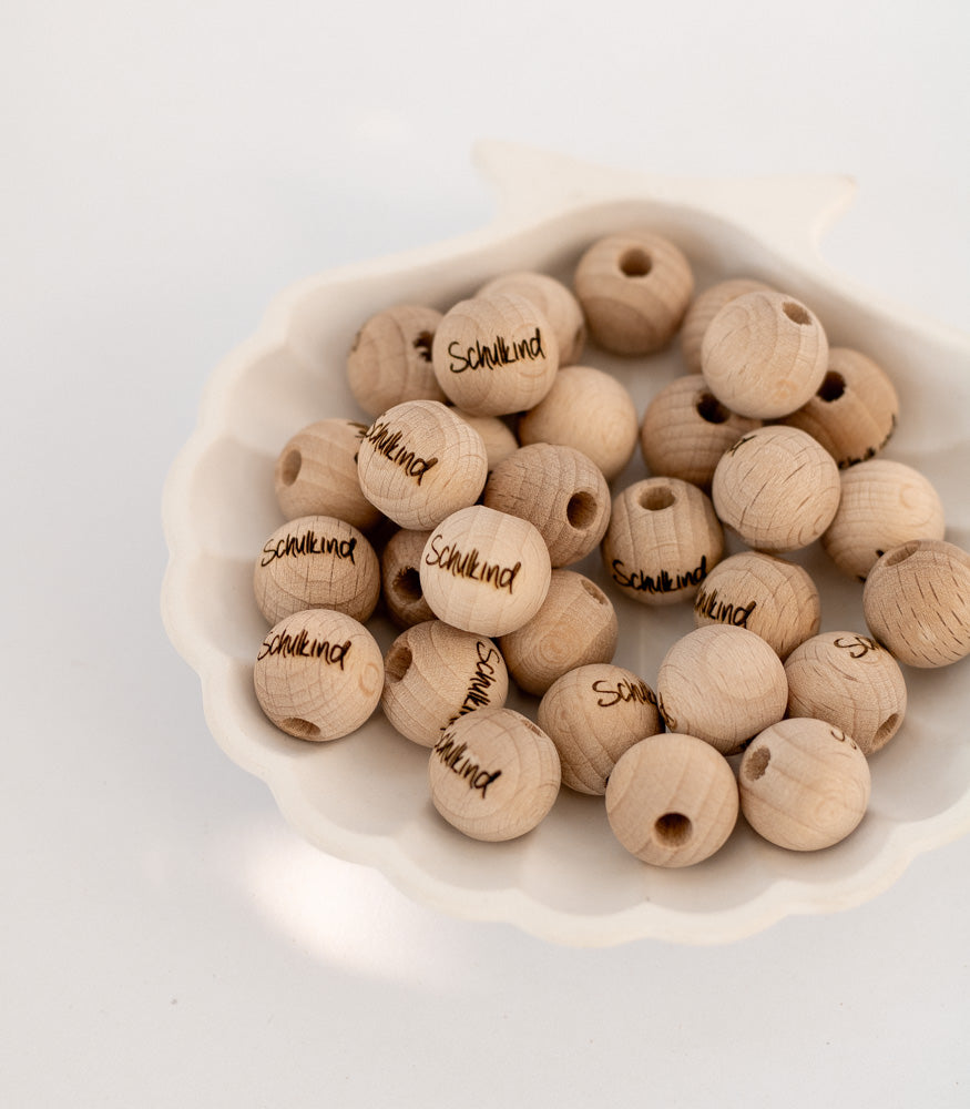 Holzperle handgemachte Gravur "Schulkind" 12mm/15mm - Bastelbedarf -> Holz > Holzperlen -> Motive von mahina