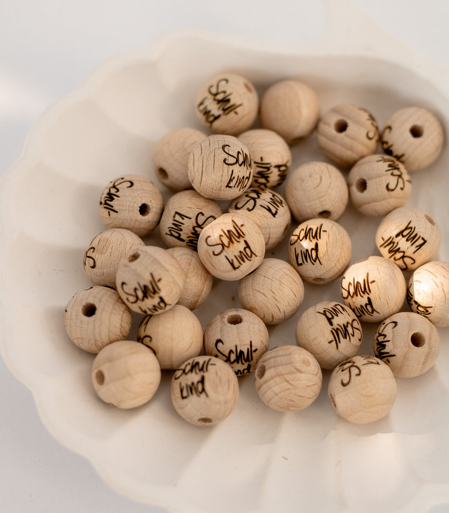 Holzperle handgemachte Gravur "Schulkind" 12mm/15mm - Bastelbedarf -> Holz > Holzperlen -> Motive von mahina