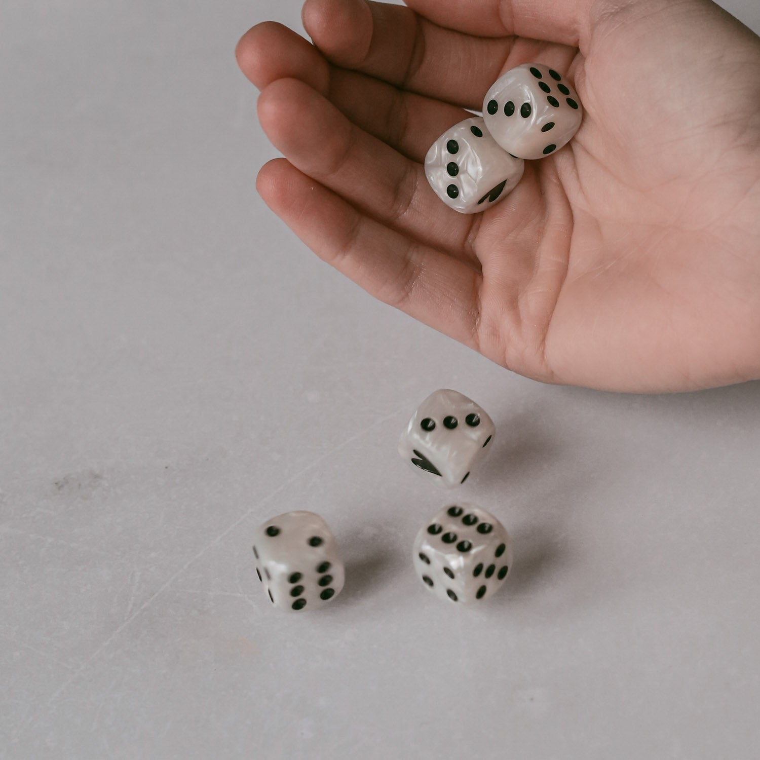 Eulenschnitt Würfelset Perlmutt Schwarz - Interior > Dekoration > Sonstiges von mahina