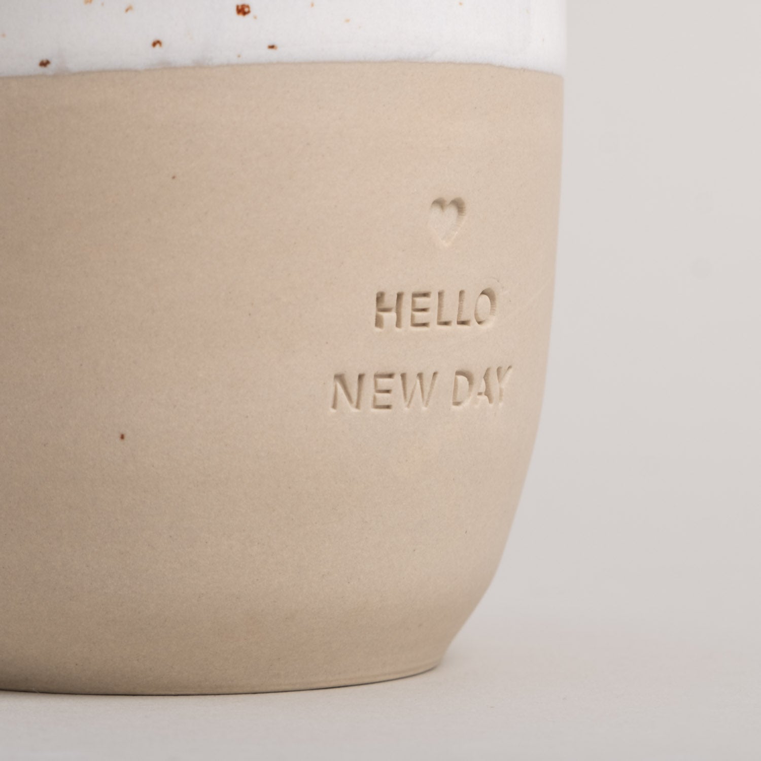 Handgemachter Eulenschnitt Becher aus Steingut "Hello new day" - mahina