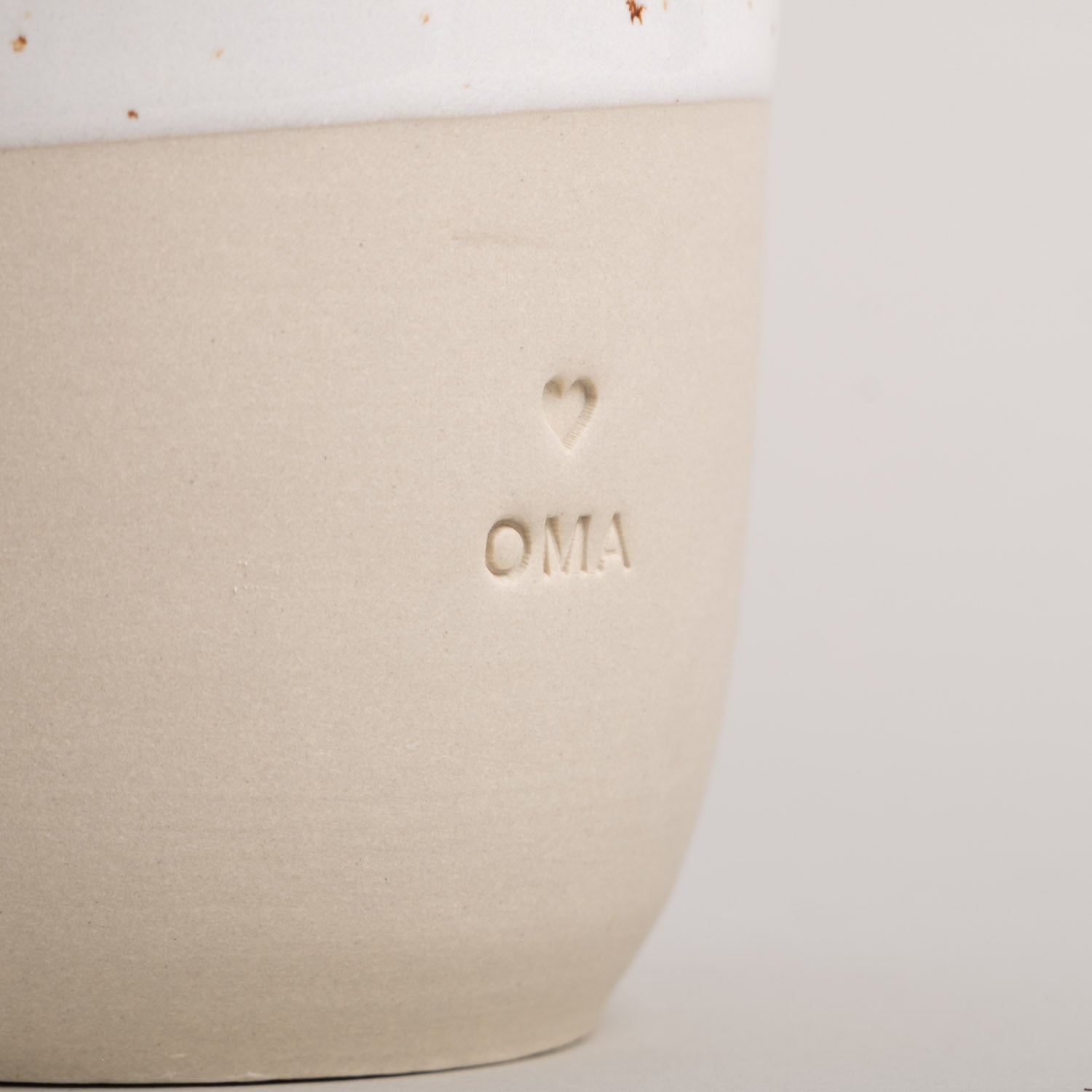 Handgemachter Eulenschnitt Becher aus Steingut "Oma" - mahina