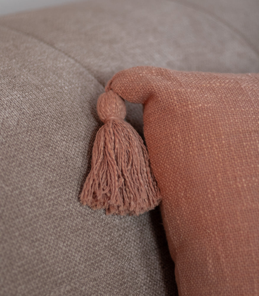 Quadratisches Kissen mit Tasseln "Lala" 45x45cm in altrosa - Interior > Dekoration > Kissen von mahina