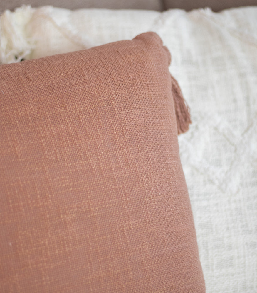 Quadratisches Kissen mit Tasseln "Lala" 45x45cm in altrosa - Interior > Dekoration > Kissen von mahina