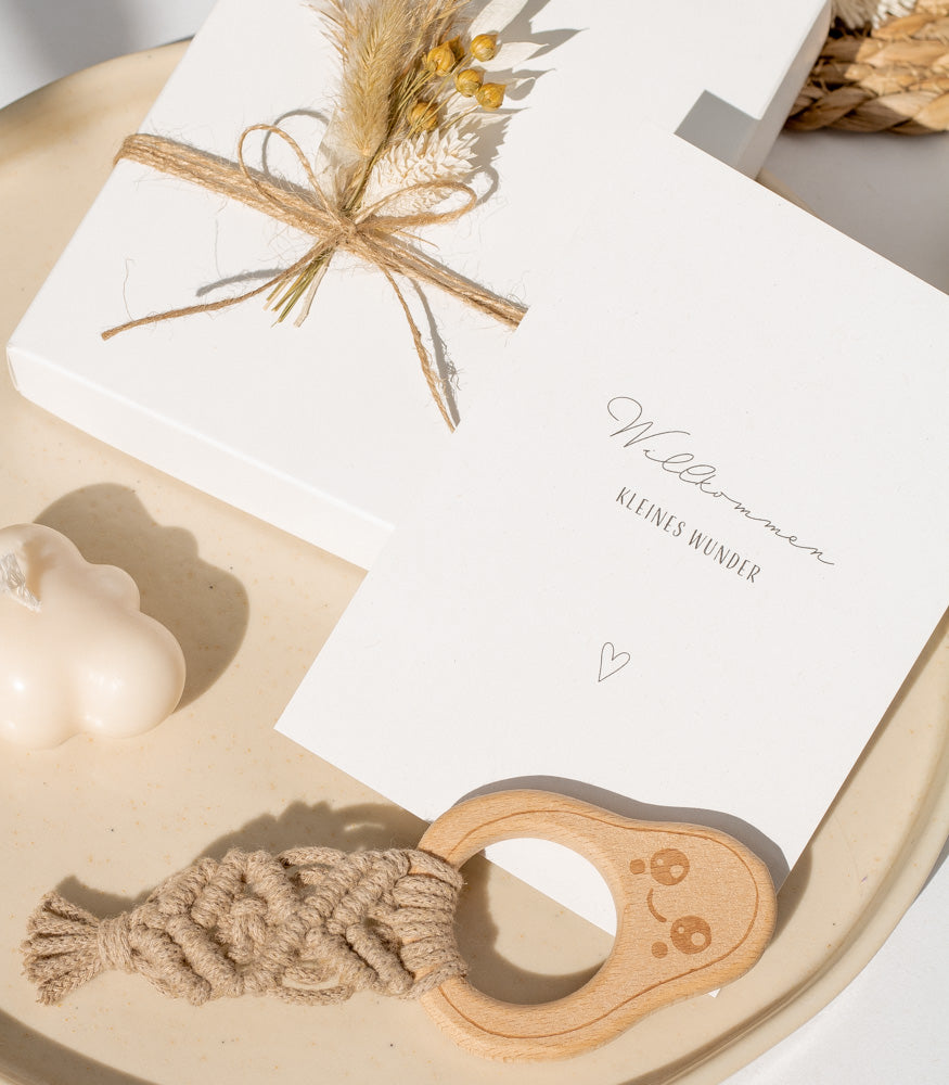 Geschenkbox "Kleines Wunder" mit Makramee Beißring/Greifling Classic - mahina