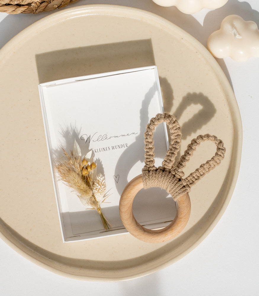 Geschenkbox "Kleines Wunder" mit Makramee Beißring/Greifling Bunny - mahina