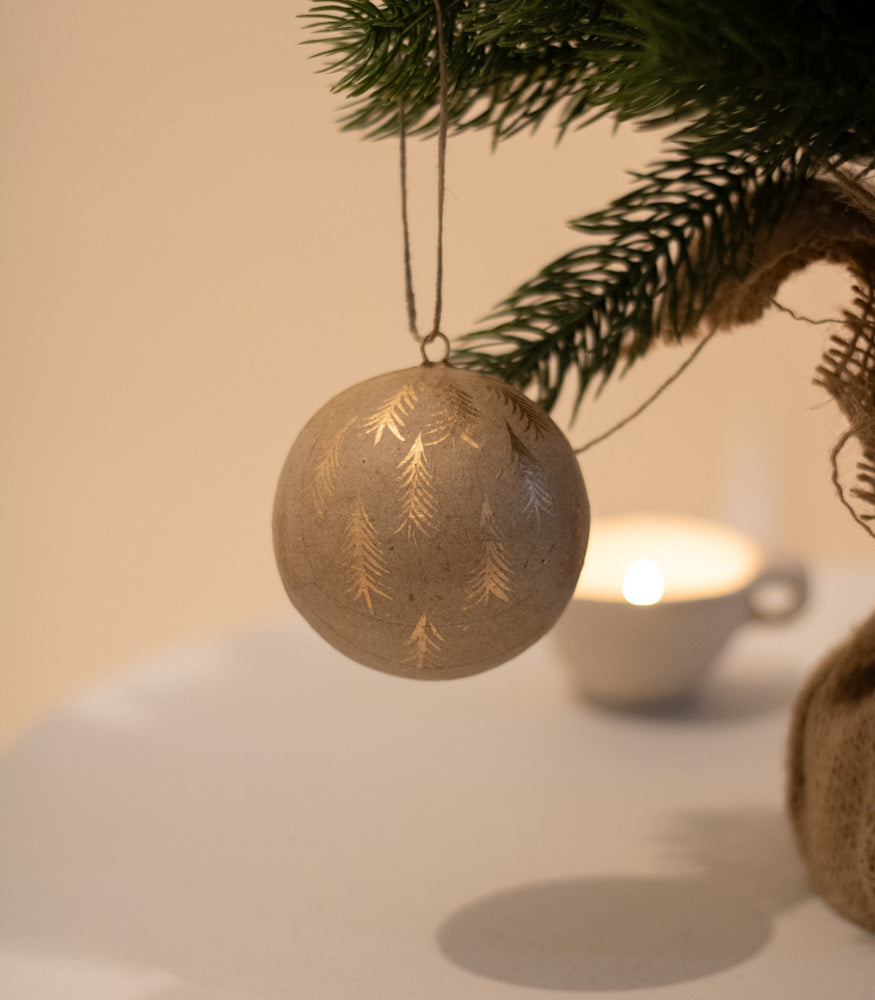 Christbaumschmuck Pappmache Kugel 7cm in natur-gold, 4 Stück - mahina