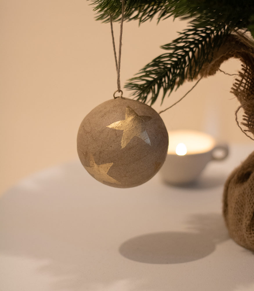 Christbaumschmuck Pappmache Kugel 7cm in natur-gold, 4 Stück - mahina