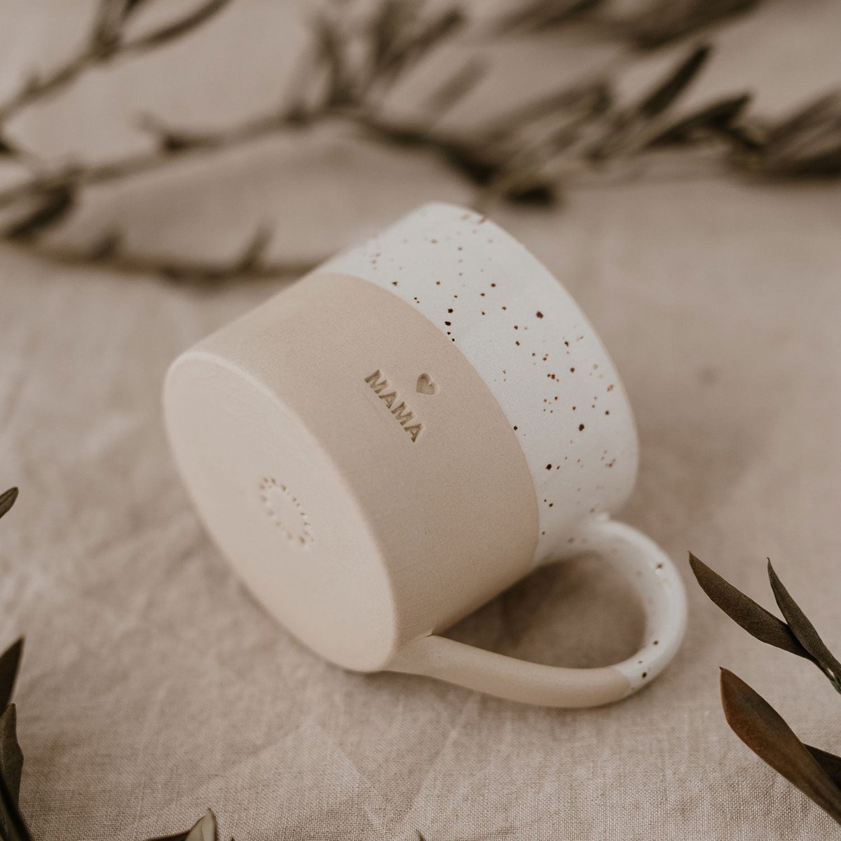 Handgemachte Eulenschnitt Tasse aus Steingut "Mama" - mahina