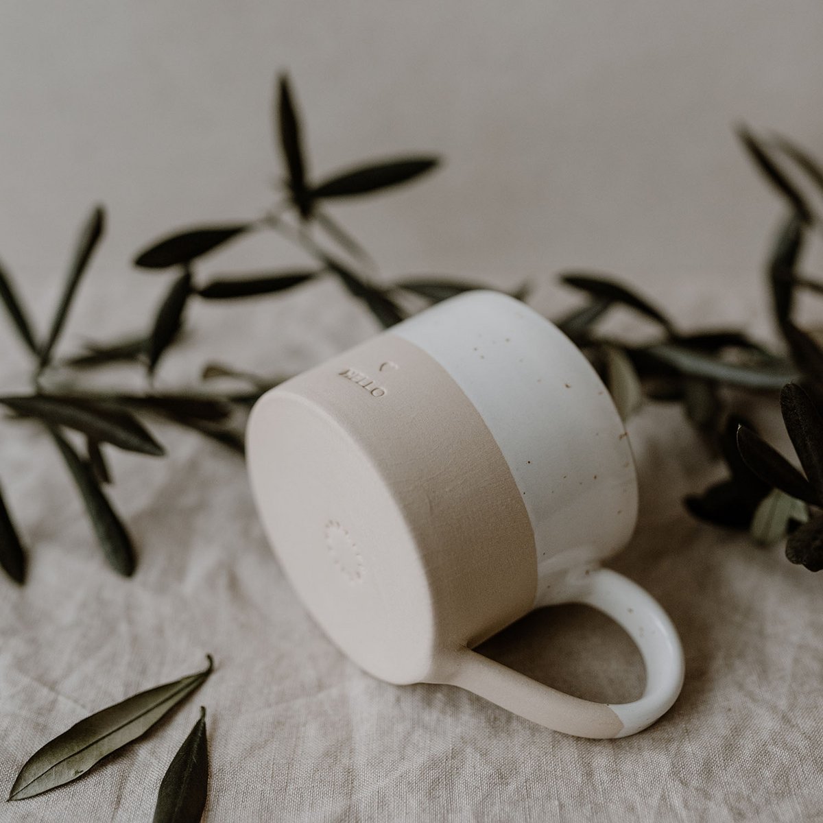 Handgemachte Eulenschnitt Tasse aus Steingut "Hello" - mahina