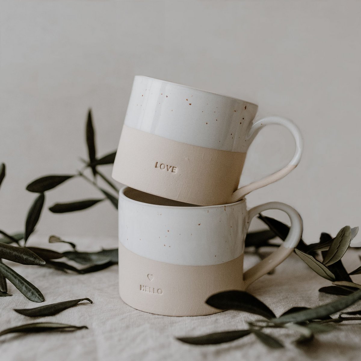 Handgemachte Eulenschnitt Tasse aus Steingut "Hello" - mahina