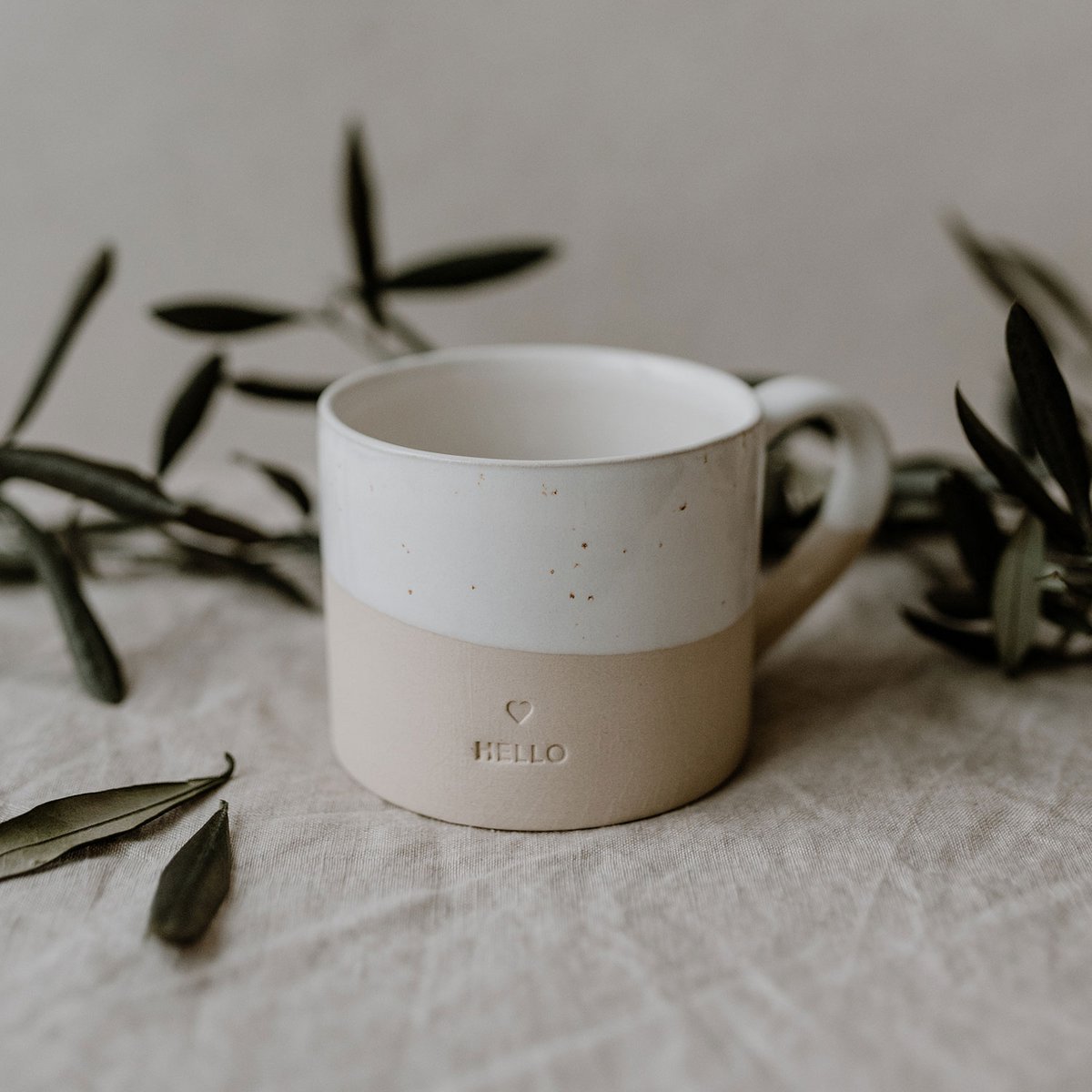 Handgemachte Eulenschnitt Tasse aus Steingut "Hello" - mahina