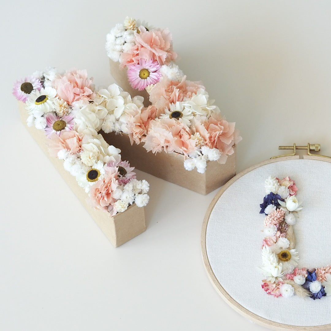 Buchstabe aus Trockenblumen - mahina