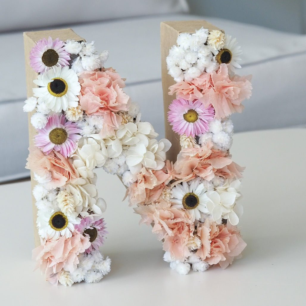 Buchstabe aus Trockenblumen - mahina
