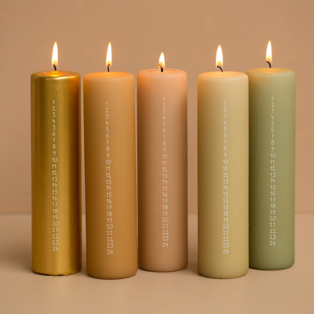 Kerze "Adventskalender" 5x20cm in verschiedenen Farben - MAHINA