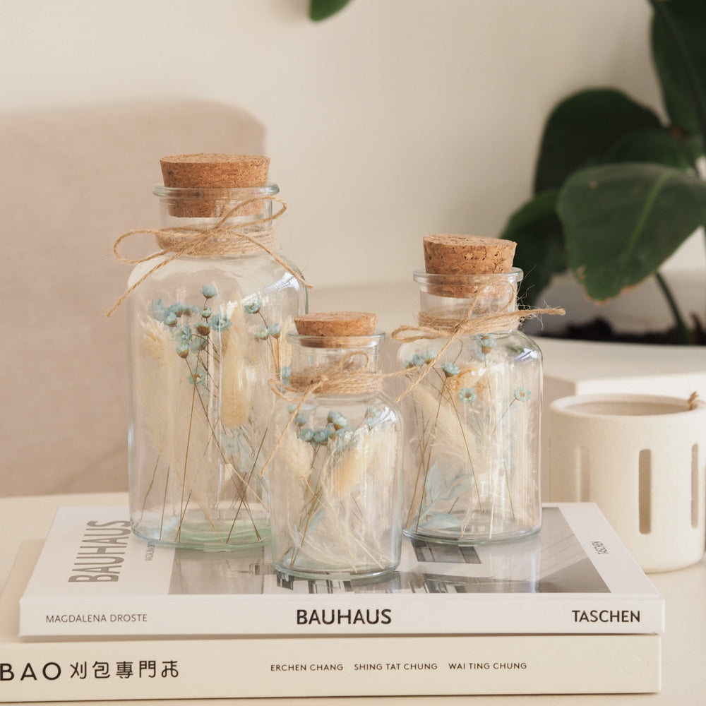 Personalisierbares Korkenglas mit Trockenblumen "Sky Blue" 3 Größen - mahina