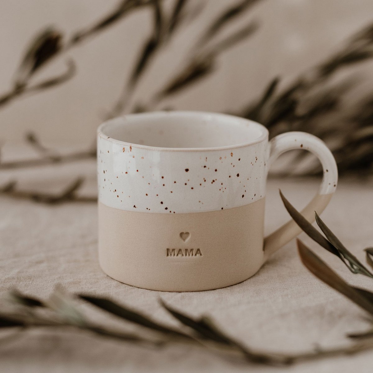 Handgemachte Eulenschnitt Tasse aus Steingut "Mama" - mahina