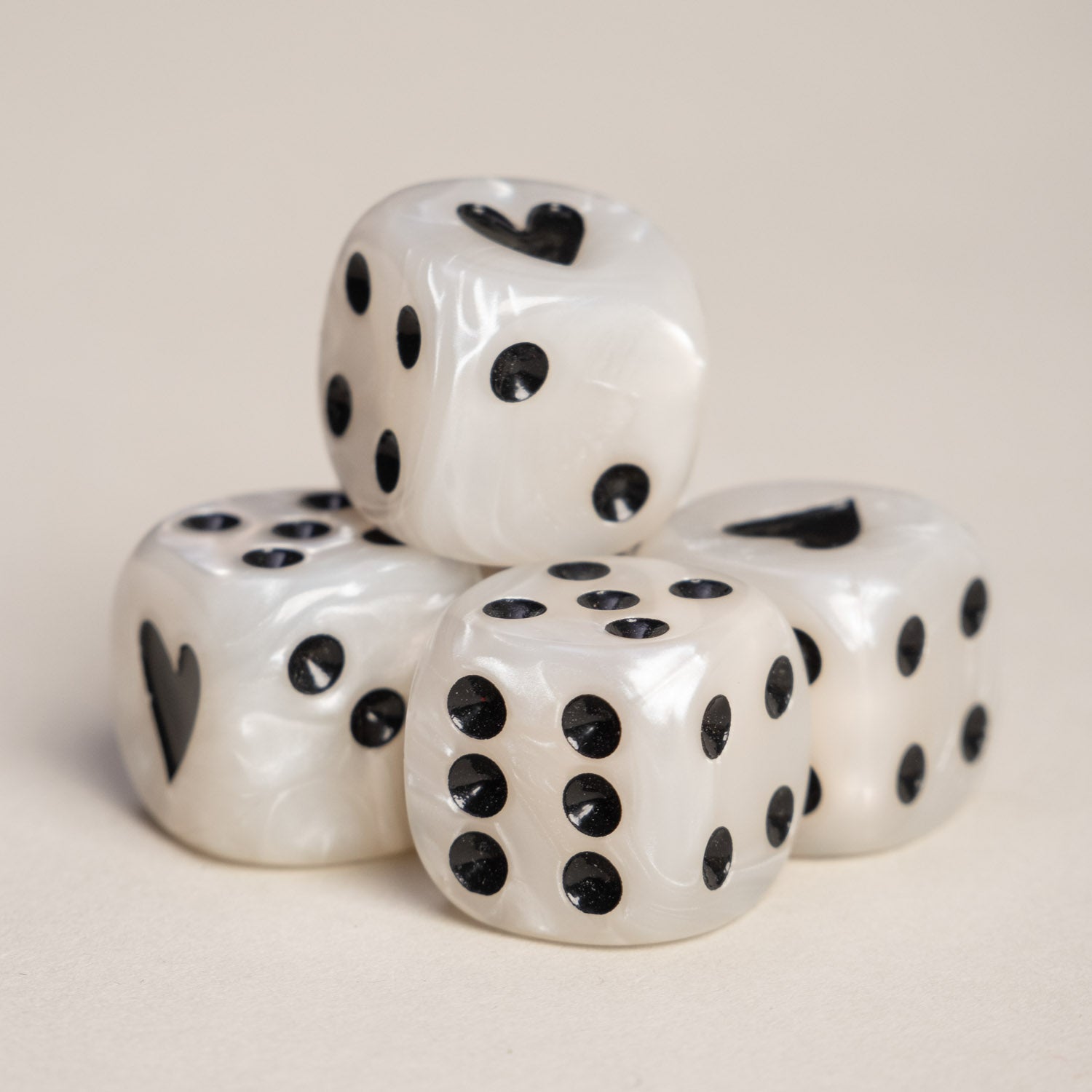 Eulenschnitt Würfelset Perlmutt Schwarz - Interior > Dekoration > Sonstiges von mahina
