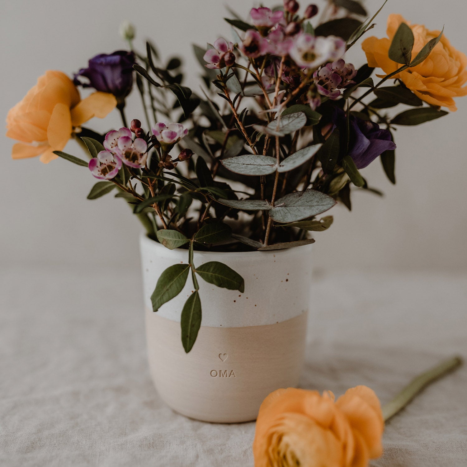Handgemachter Eulenschnitt Becher aus Steingut "Oma" - Interior > Dekoration > Tassen von mahina
