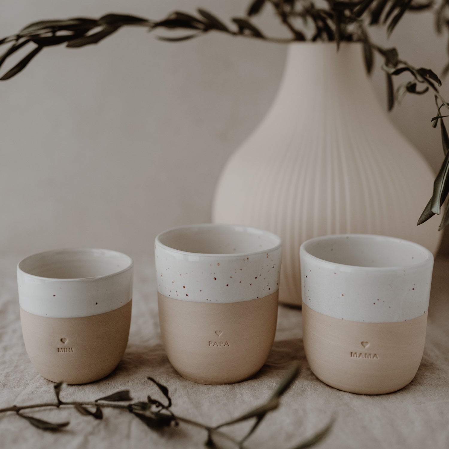 Handgemachter Eulenschnitt Becher aus Steingut "Papa" - Interior > Dekoration > Tassen von mahina