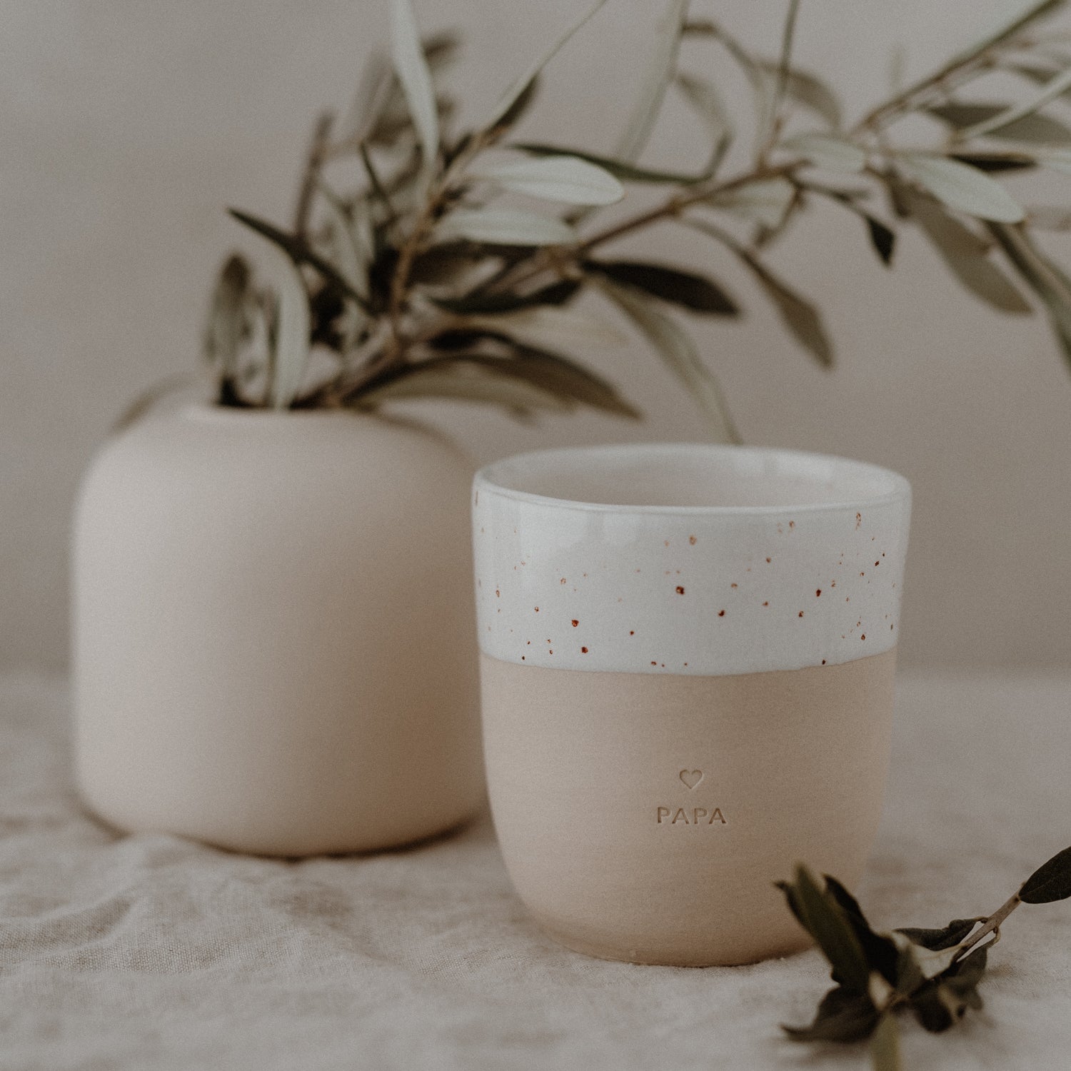 Handgemachter Eulenschnitt Becher aus Steingut "Papa" - Interior > Dekoration > Tassen von mahina