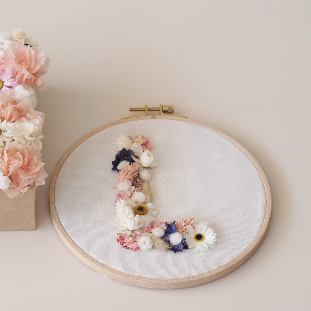 Stickrahmen mit Buchstabe aus Trockenblumen - Trockenblumen -> Arrangements von mahina