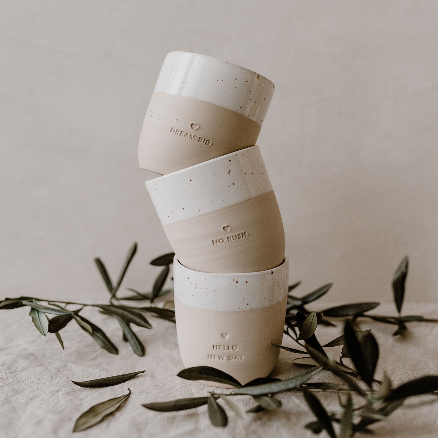 Handgemachter Eulenschnitt Becher aus Steingut "Hello new day" - mahina