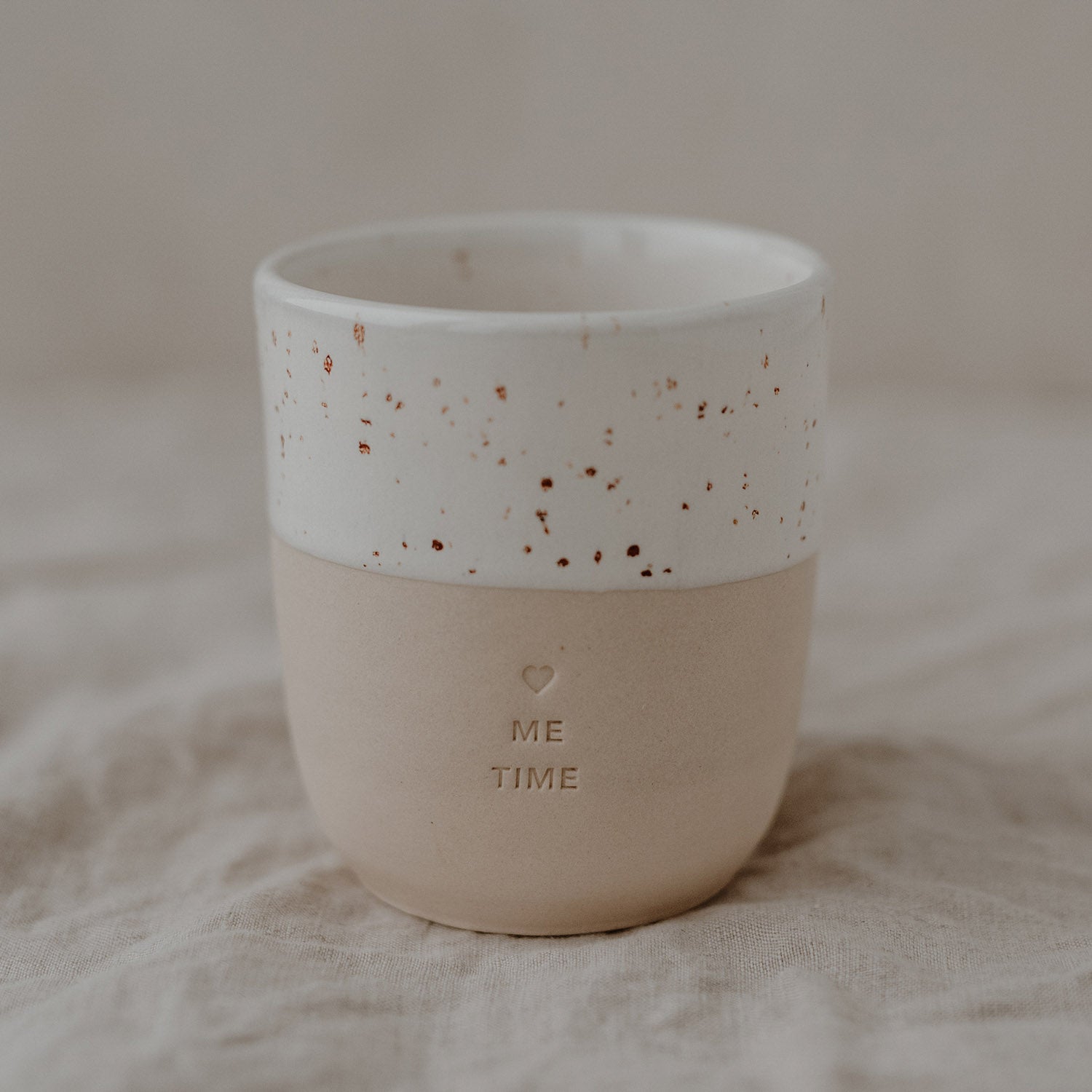 Handgemachter Eulenschnitt Becher aus Steingut "Me Time" - mahina