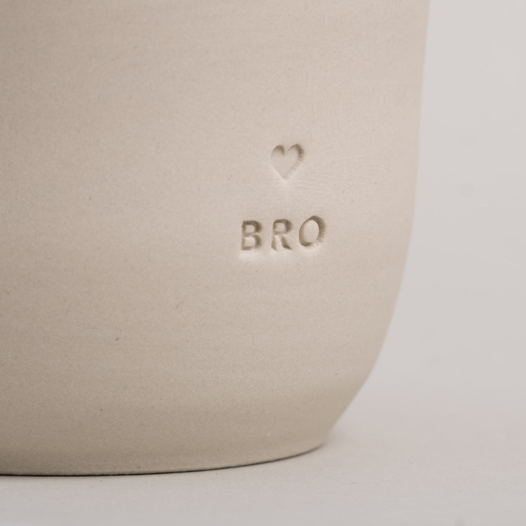 Handgemachter Eulenschnitt Becher aus Steingut "Bro"