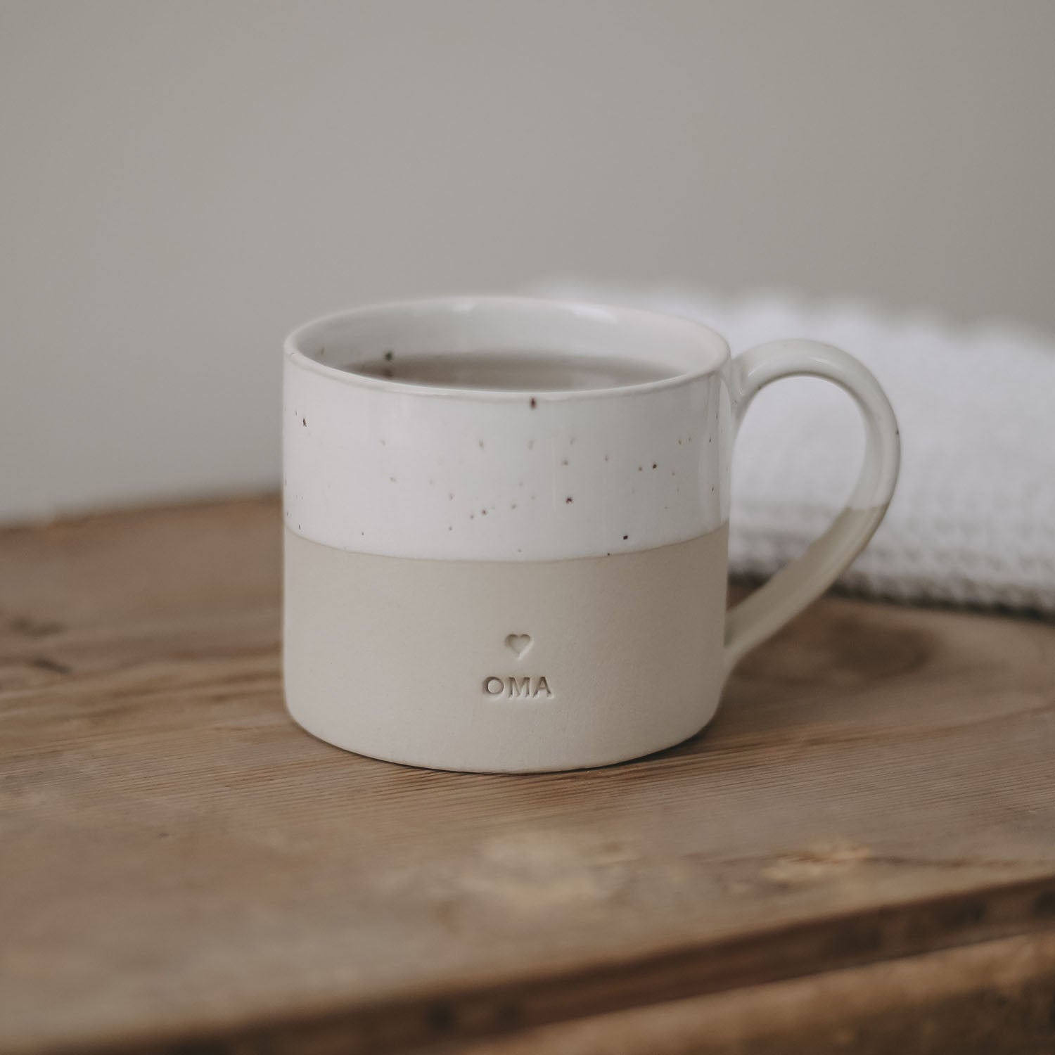 Handgemachter Eulenschnitt Tasse aus Steingut "Oma" - mahina