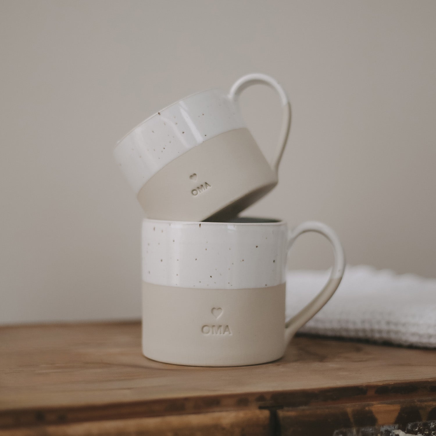 Handgemachter Eulenschnitt Tasse aus Steingut "Oma" - mahina