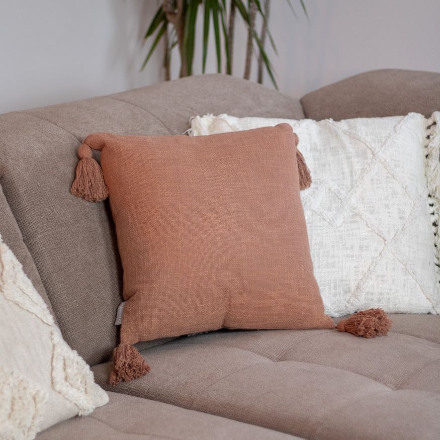 Quadratisches Kissen mit Tasseln "Lala" 45x45cm in altrosa - Interior > Dekoration > Kissen von mahina