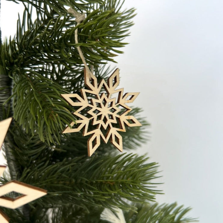 Handgemachter Makramee Weihnachtschmuck aus Holz "Schneeflocke", im Set - MAHINA