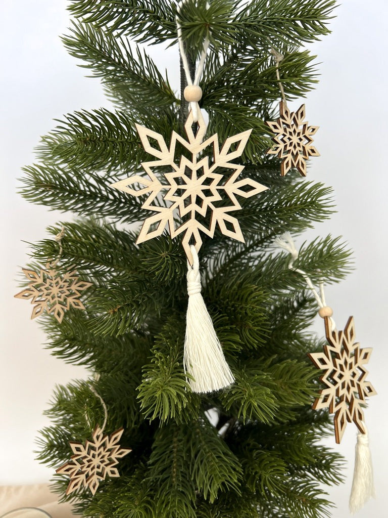Handgemachter Makramee Weihnachtschmuck aus Holz "Schneeflocke", im Set - MAHINA