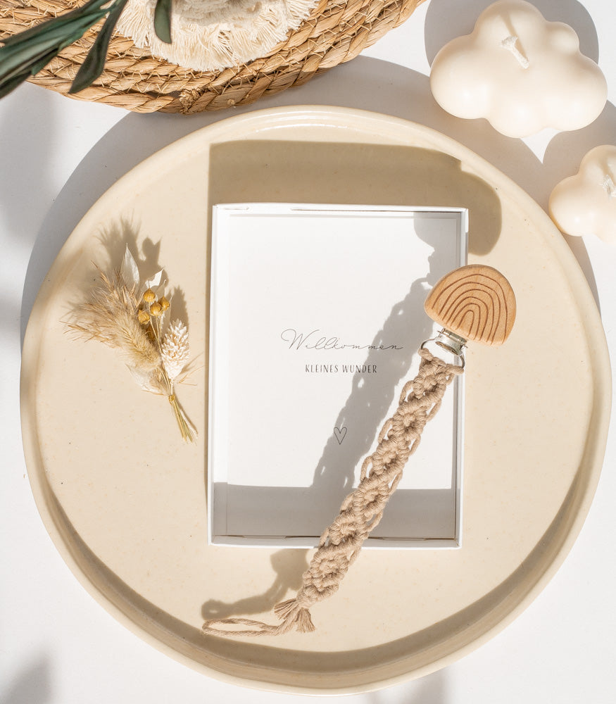 Geschenkbox "Kleines Wunder" mit Makramee Schnullerkette - Interior > Dekoration > Makramee von mahina
