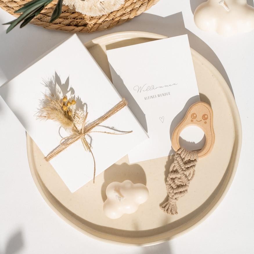 Geschenkbox "Kleines Wunder" mit Makramee Beißring/Greifling Classic - Interior > Dekoration > Makramee von mahina