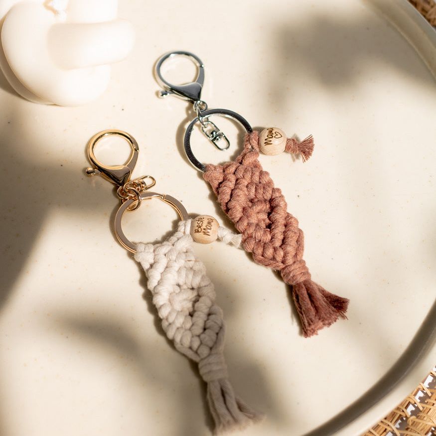 Handgemachter Makramee Schlüsselanhänger "Milou" mit Mama-Perle - Interior > Dekoration > Makramee von mahina